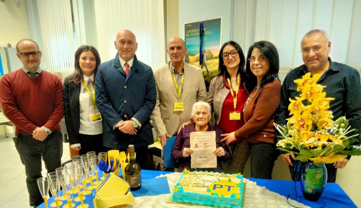 Corigliano Rossano - Nonna Serafina compie 100, festa anche all'ufficio postale - Oplus_131072