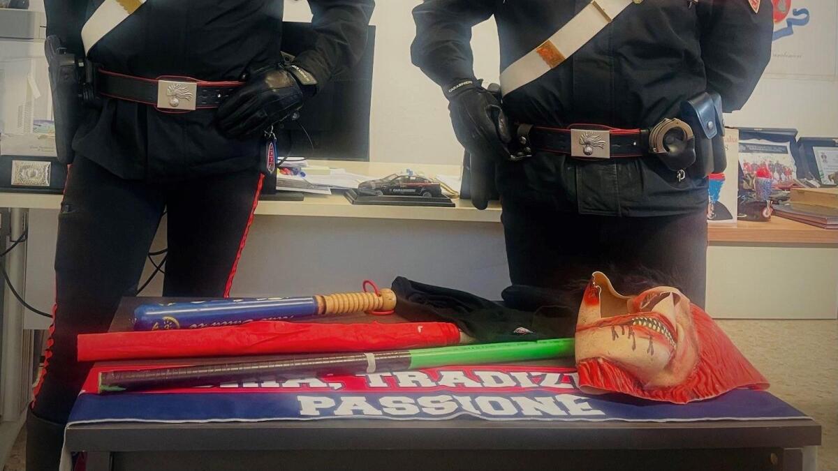 Scontri dopo la partita Crotone-Benevento - Passamontagna, mazza da baseball e tubo in plastica: cinque denunciati - 