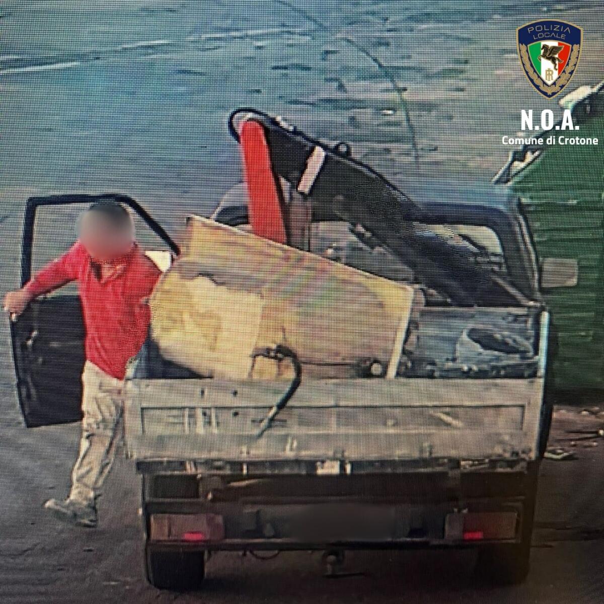 Crotone - Abbandona una vasca da bagno per strada, beccato dalla fototrappola - 