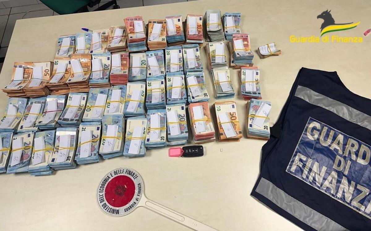 Viaggiava con 400 mila euro nascosti sotto il sedile dell'auto - 