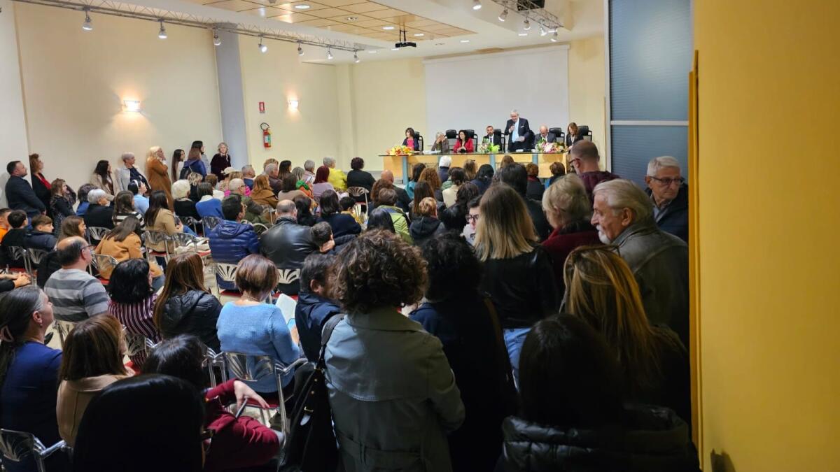 Rende - Grande partecipazione alla presentazione del libro “Ma io non ritorno, un’altra Anna” - 
