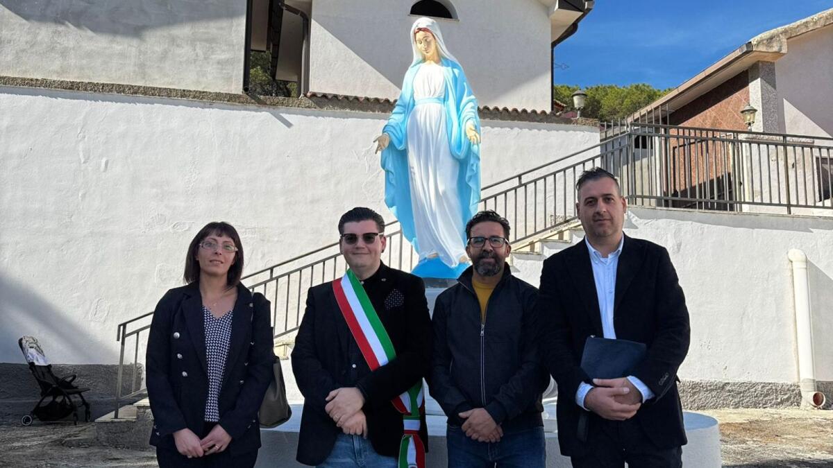 2 novembre a Cerenzia - Il Sindaco dona statua della Madonna che accoglie i defunti - 