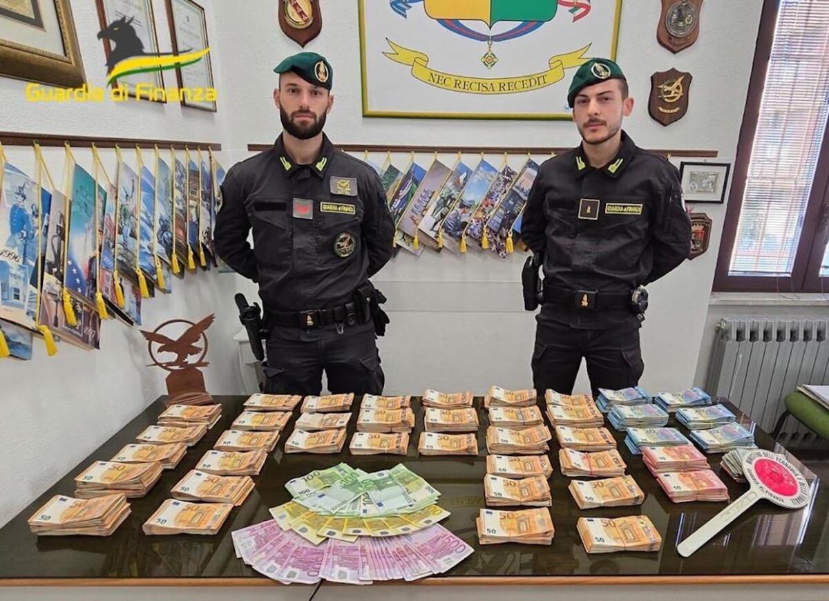 Calabria - Sulla 106 con 250 mila euro nascosti sotto i sedili dell'auto, scoperto dalla Finanza - 