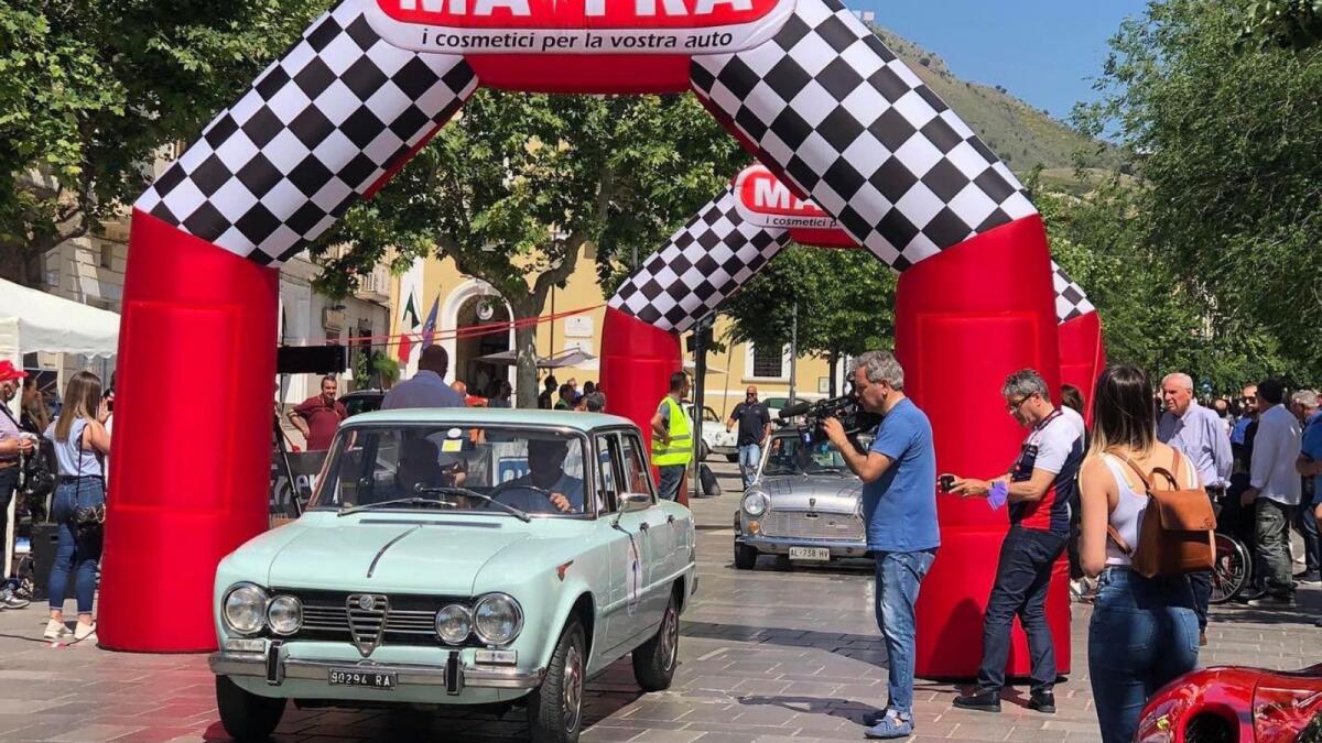 Gli appassionati delle auto storiche "sulle strade del magliocco" -