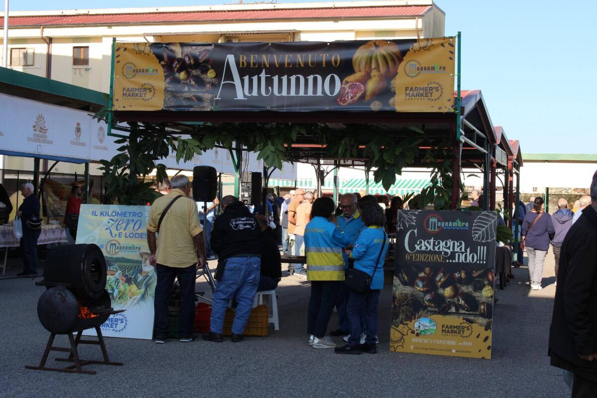 Crotone - Tanta gente per rendere omaggio alla regina d'autunno: la castagna - 