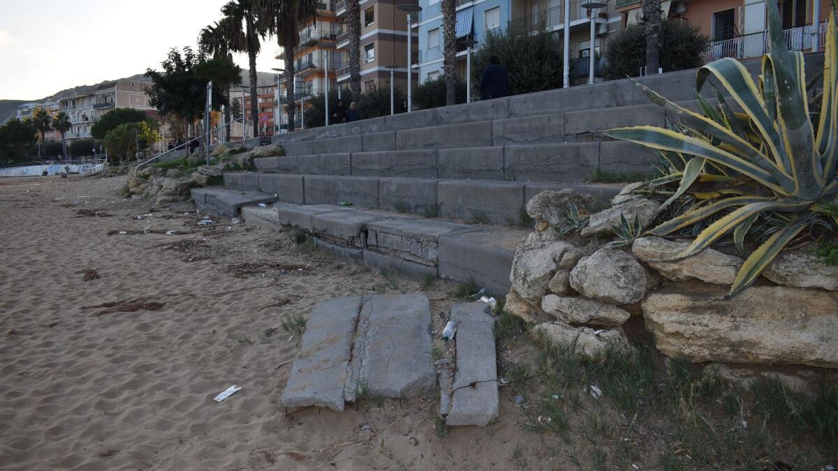 Crotone - Un bel lungomare? Dipende sempre dal punto di vista (Foto Gallery) - 