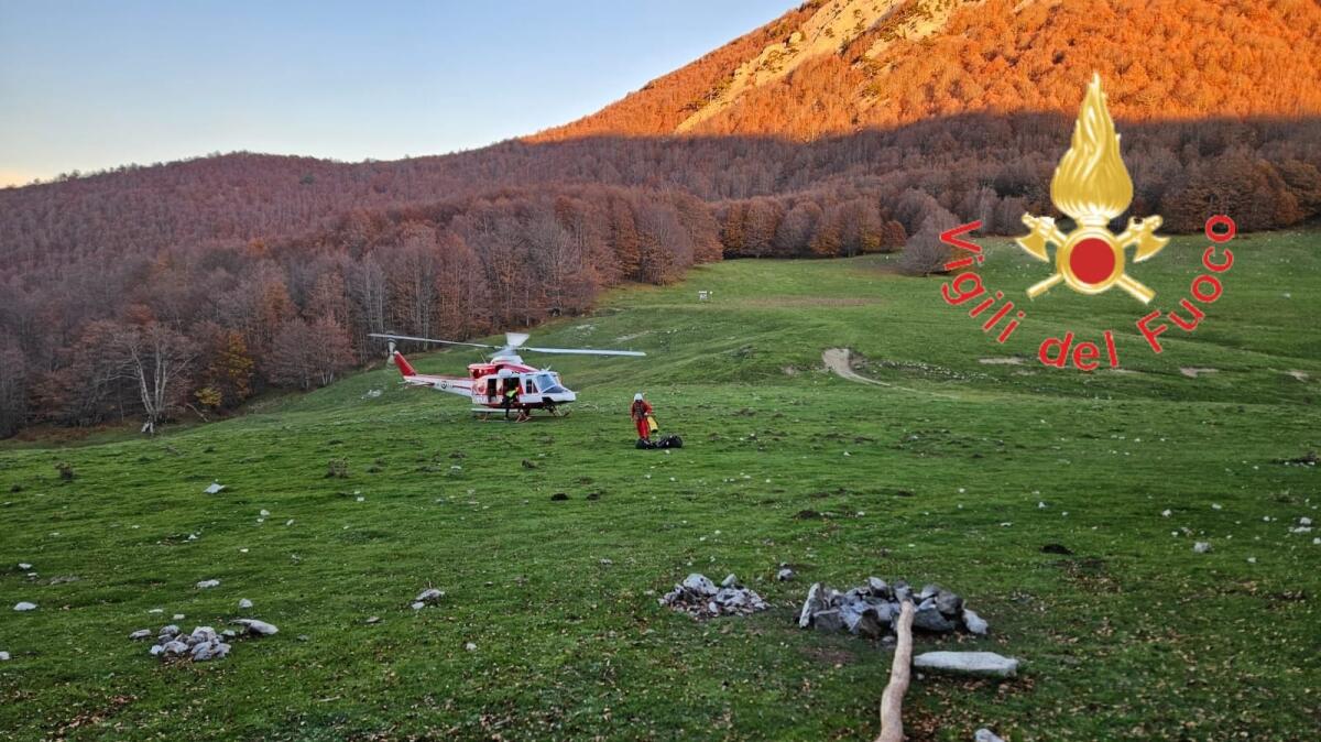 Due escusionisti si perdono in montagna, recuperati con l'elicottero - 