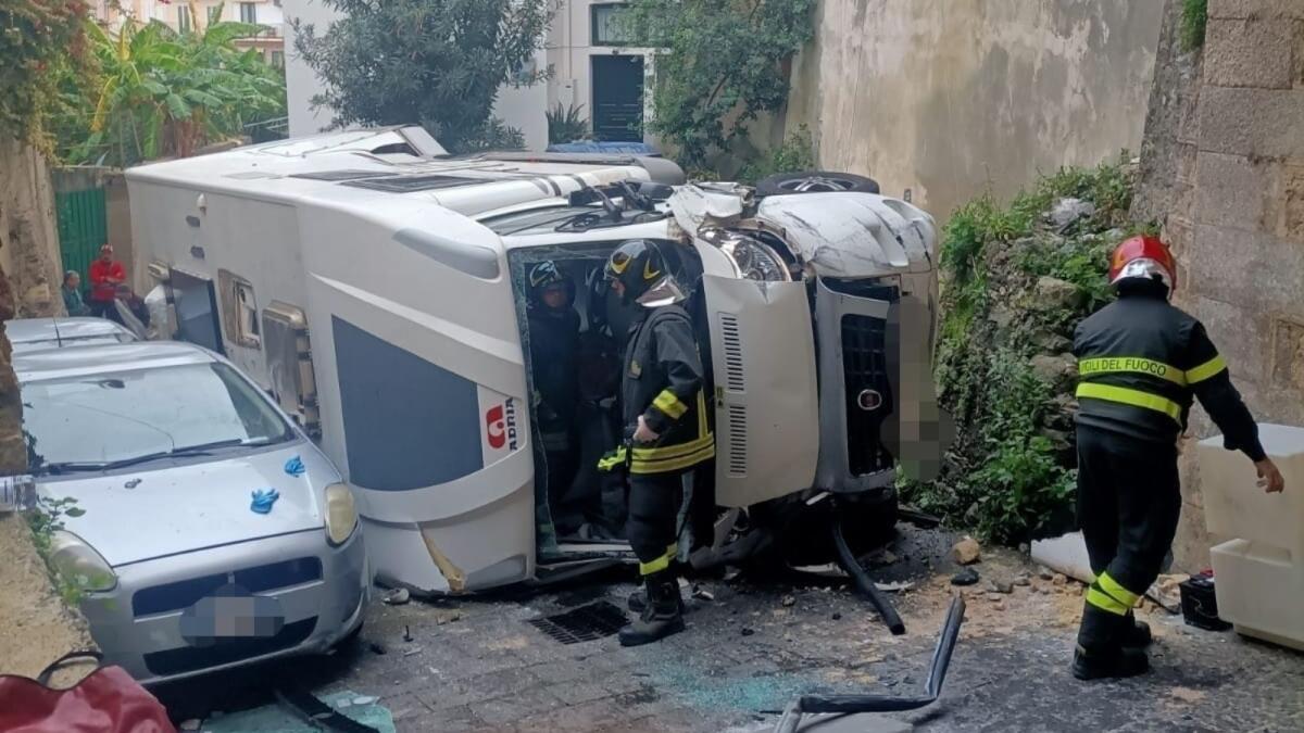 Calabria - Camper precipita sulla via sottostante: muore il conducente - 