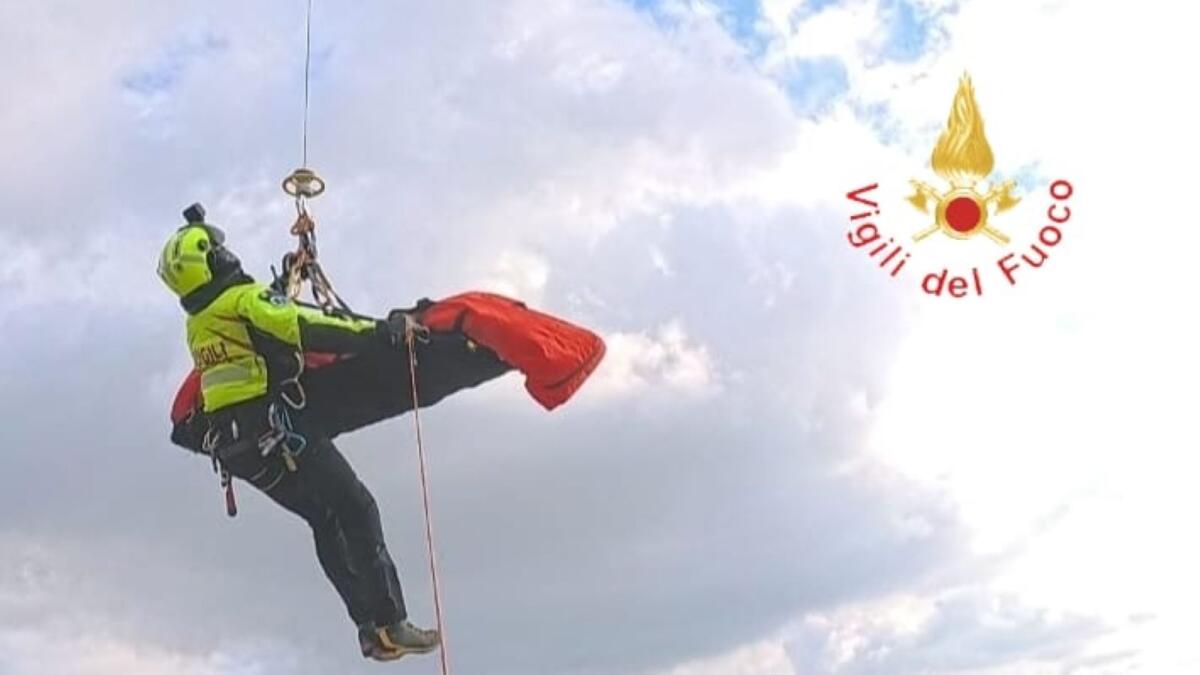 Aggiornamento - Si schianta al suolo facendo parapendio; recuperata la salma del pilota - 