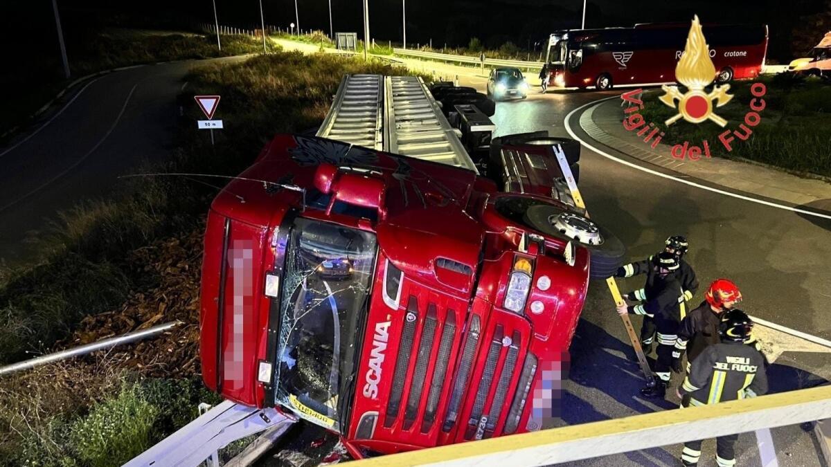 Incidente all'alba sulla SS 106: autoarticolato perde il controllo e si ribalta - 
