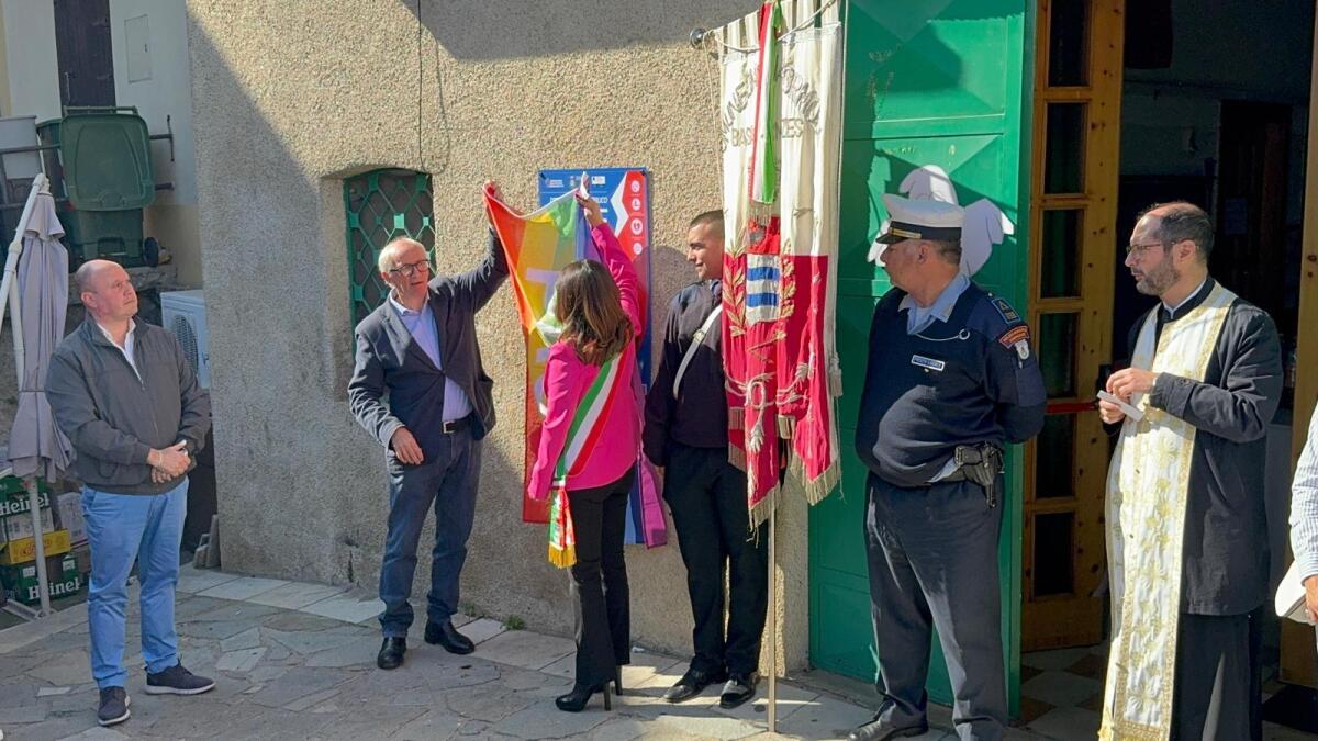 Acquaformosa - L'associazione Don Vincenzo matrangolo dona un defibrillatore alla popolazione -