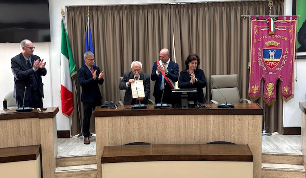 Crotone - Un uomo di cultura, al prof. Vincenzo Fabiani la "Menzione Speciale" - 
