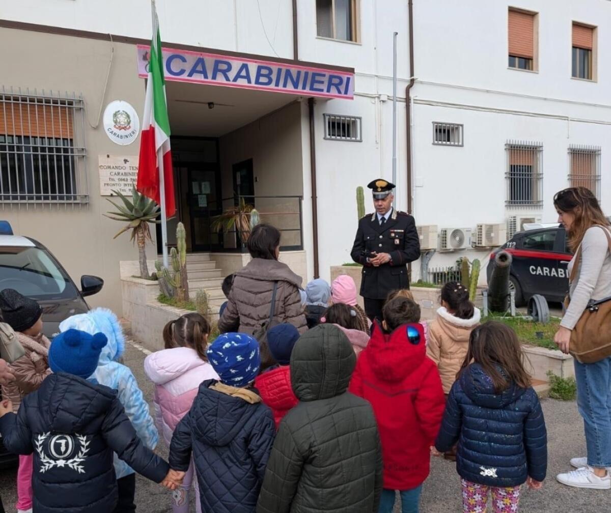 Isola C.R. - Una visita speciale in Caserma. I bimbi incontrano i Carabinieri - 