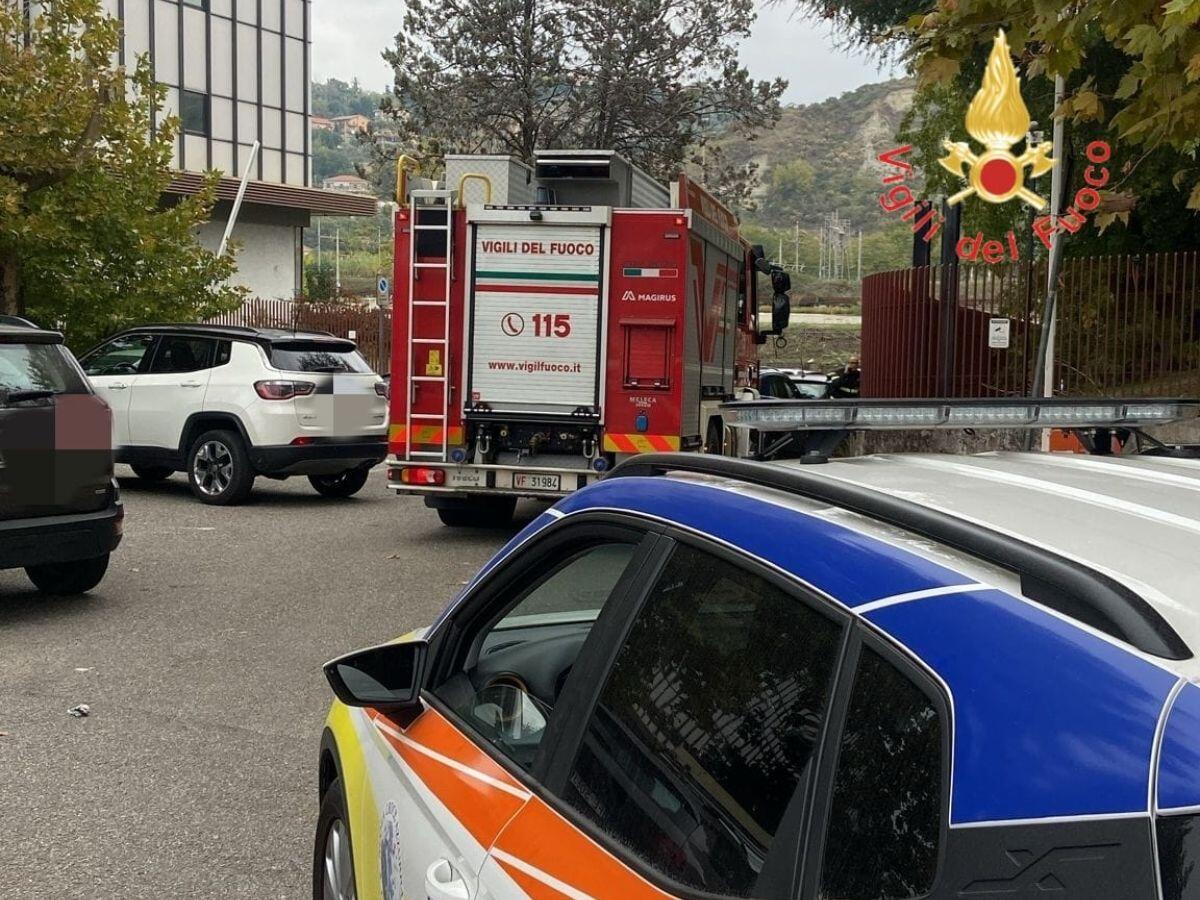 Folgorato dentro una cabina elettrica, inutile l'intervento dei soccorsi - 