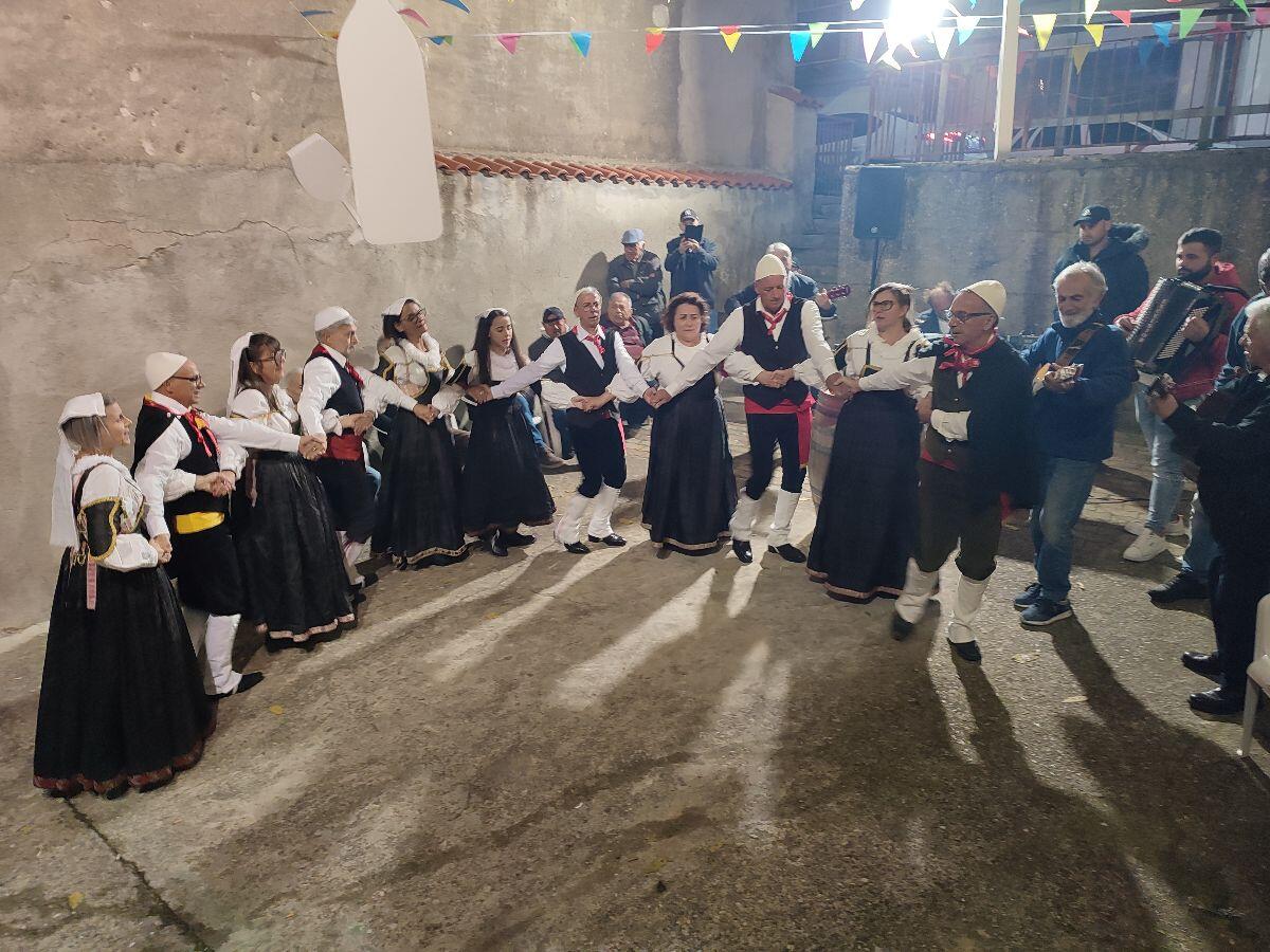 (Foto) Melissa - Successo per la festa del vino novello promossa dall'Auser Volontariato - 