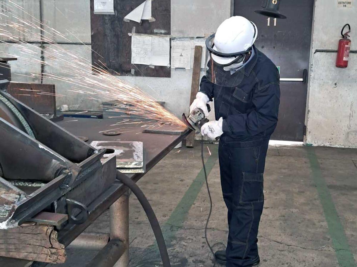 Crotone - Il lavoro è integrazione. Cinque migranti iniziano un tirocinio alla Metal Carpenteria - 