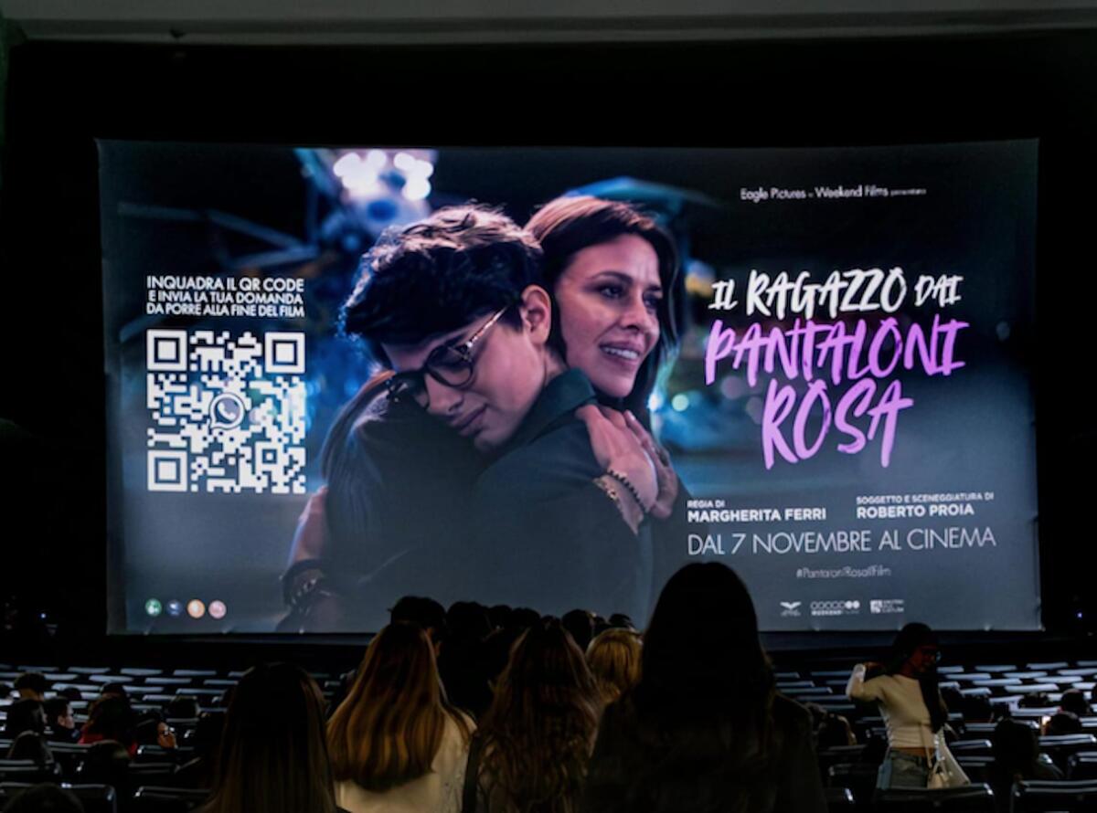 Cosenza - 60 mila studenti all'anteprima nazionale del film Il ragazzo dai pantaloni rosa - 