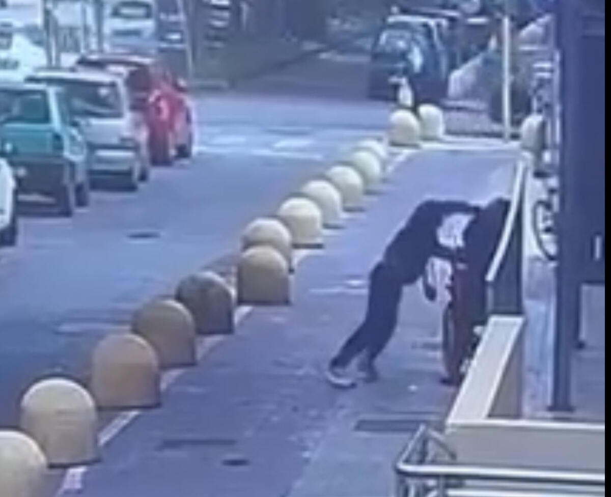 Calabria - Cittadino nigeriano aggredisce coppia di anziani: pugni all'uomo e bastonate alla donna in carrozzina - 