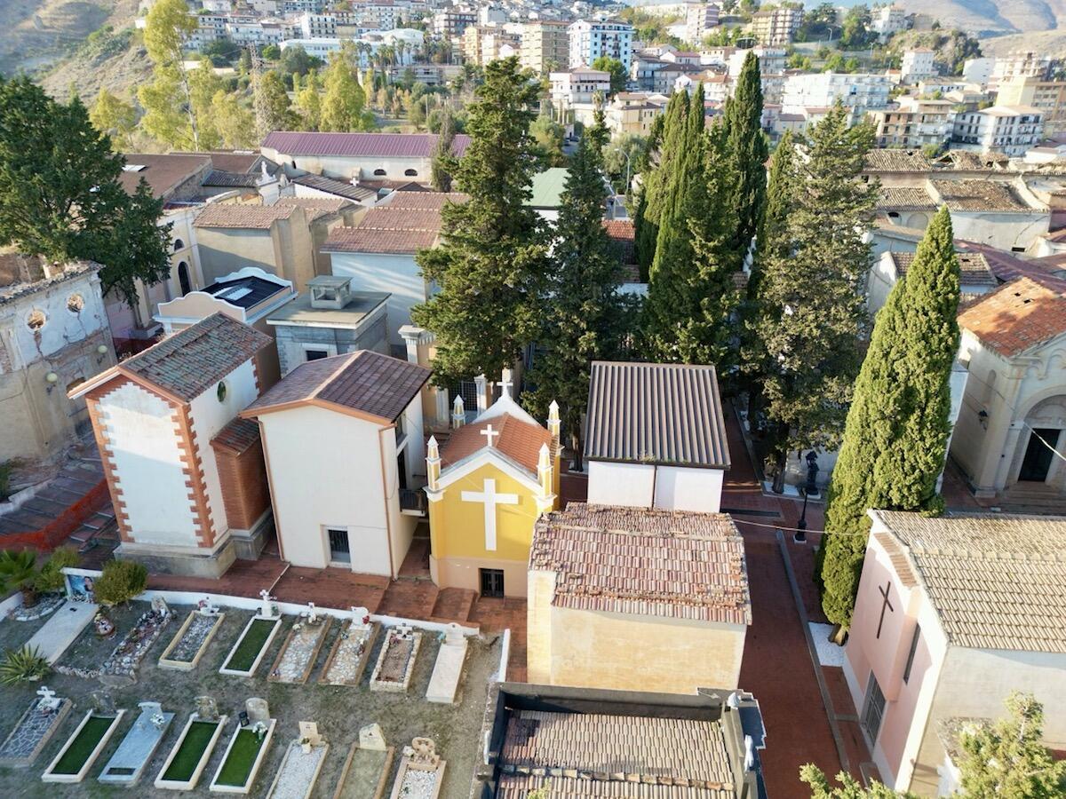 Cassano all'Ionio - In corso la sistemazione di 111 urne cinerarie conservate nel cimitero - default