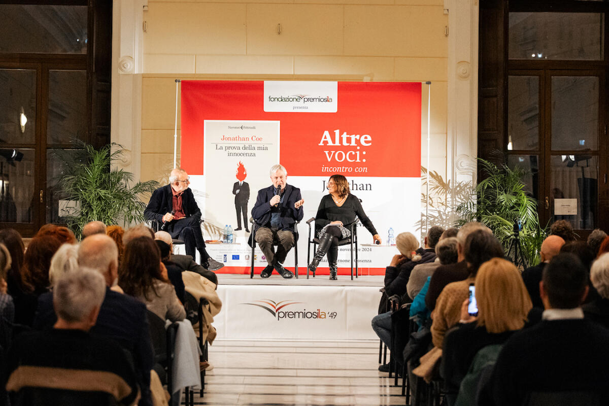Jonathan Coe incanta Cosenza, il geniale scrittore inglese ha presentato il suo ultimo romanzo - Foto - Alessia Cosentini