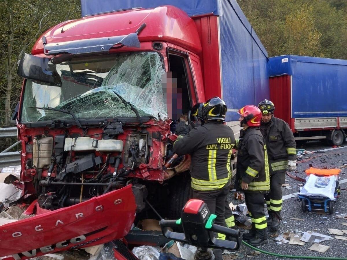 Incidente stradale, coinvolti tre mezzi pesanti - 