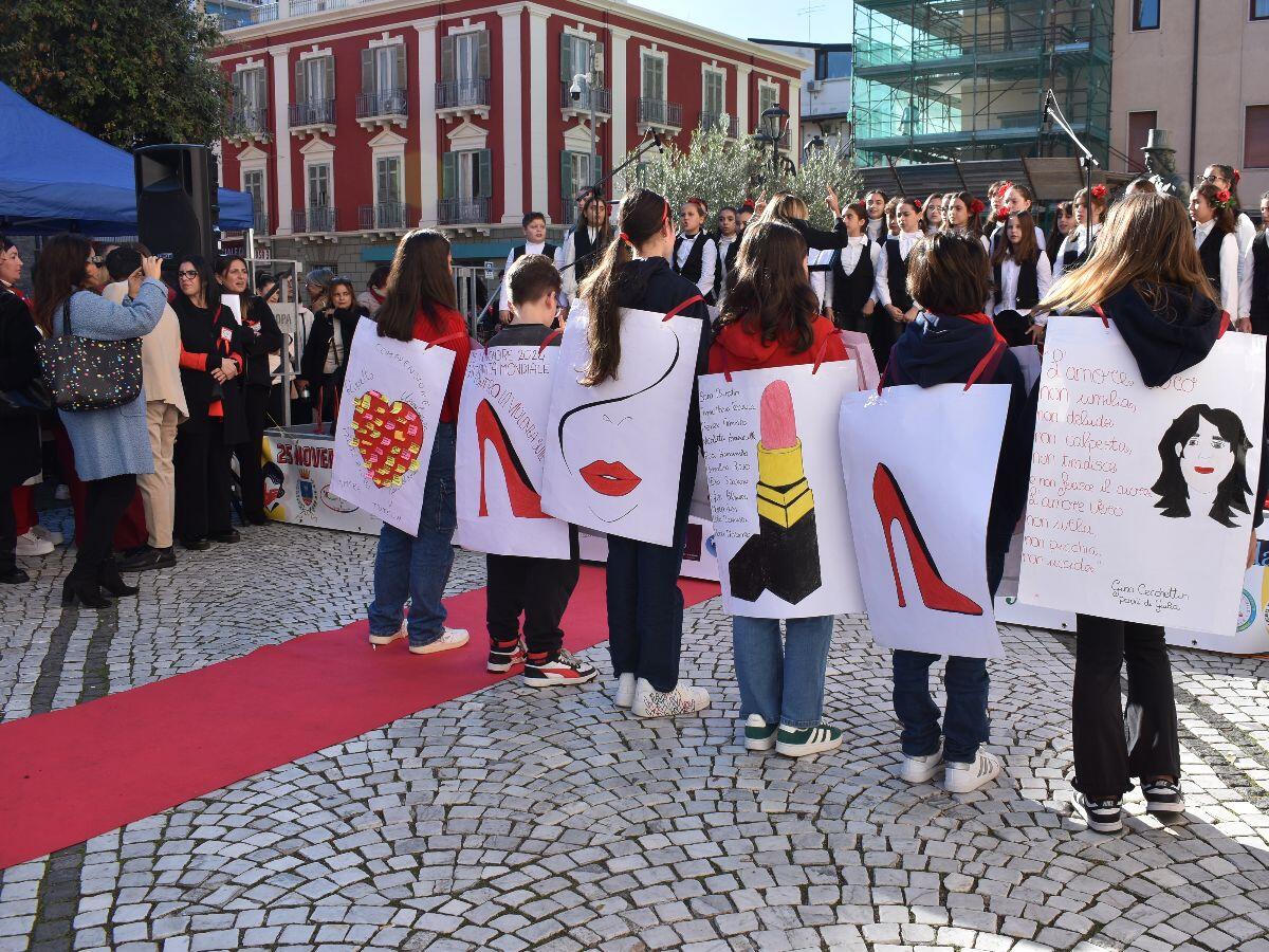 (Foto) A Crotone studenti in piazza per dire "no" alla violenza sulle donne - 