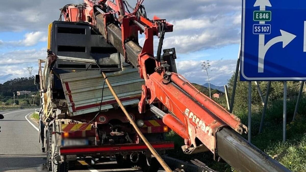 Crotone - Sbaglia la misura, mezzo con gru colpisce un ponte - 