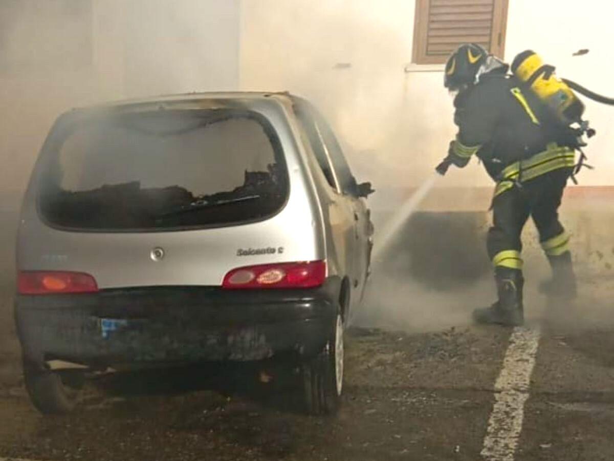 Incendiata un'auto nella notte - 