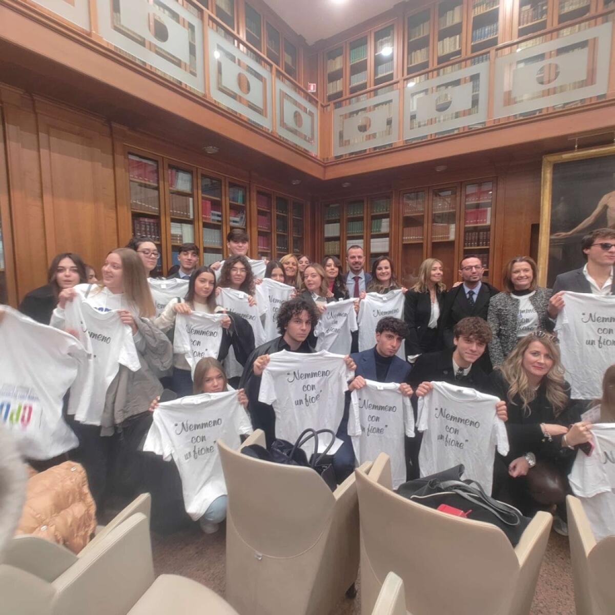 Cosenza - Violenza e femminicidi, il liceo Telesio al fianco di #progettoPari - 