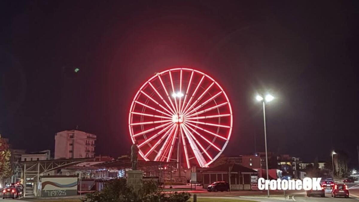Crotone - Si inaugura la grande ruota panoramica - 