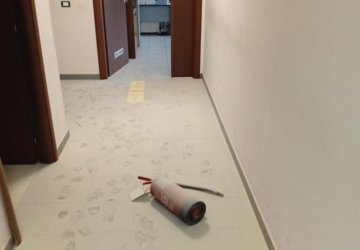 Cosenza - Chiusura fino al 5 dicembre degli uffici comunali danneggiati dagli atti di vandalismo - 