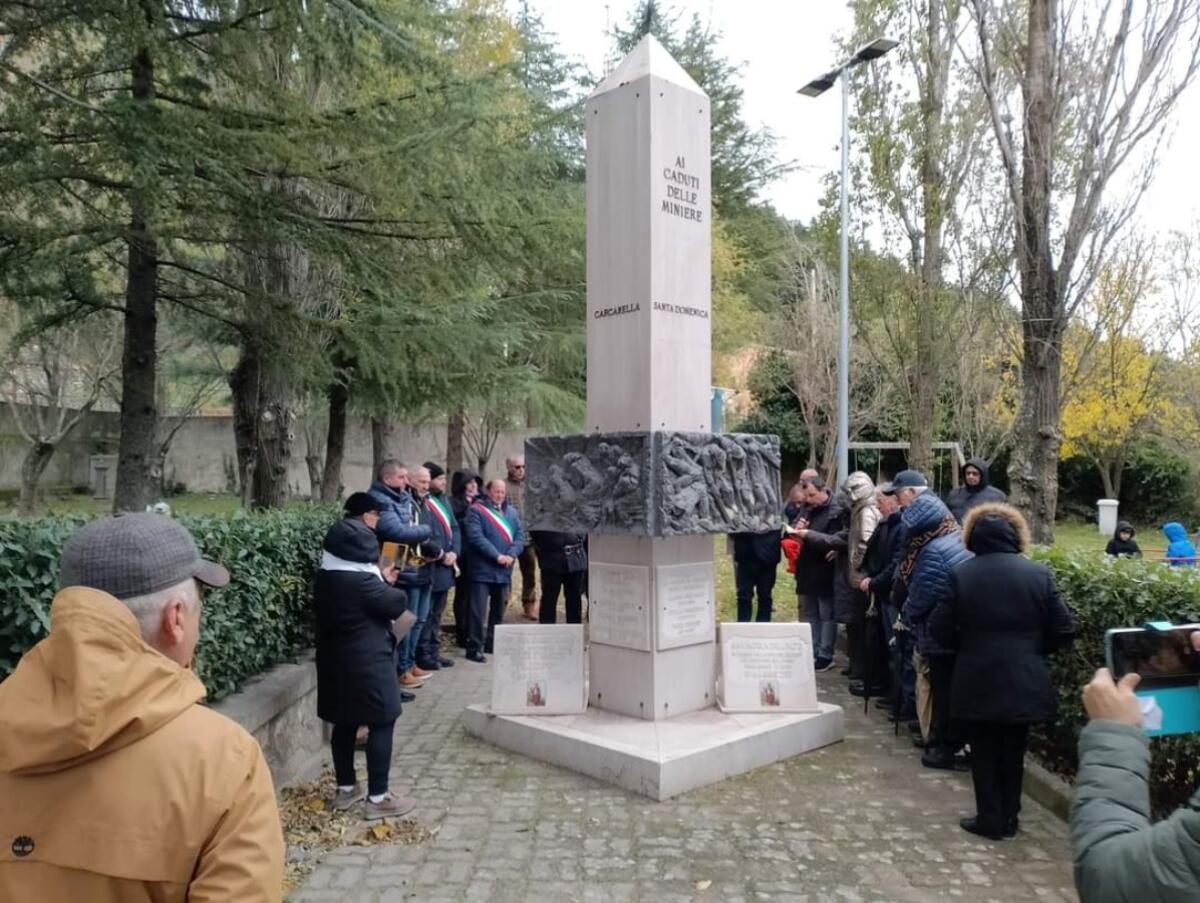 San Nicola dell'Alto - La villa comunale intitolata "ai caduti nelle miniere" - 