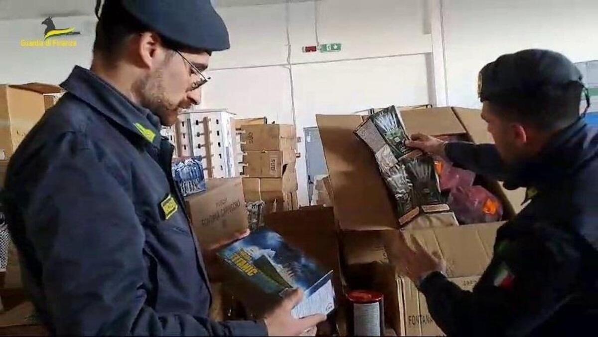 Calabria - Sequestrati 330 mila fuochi d'artificio - 