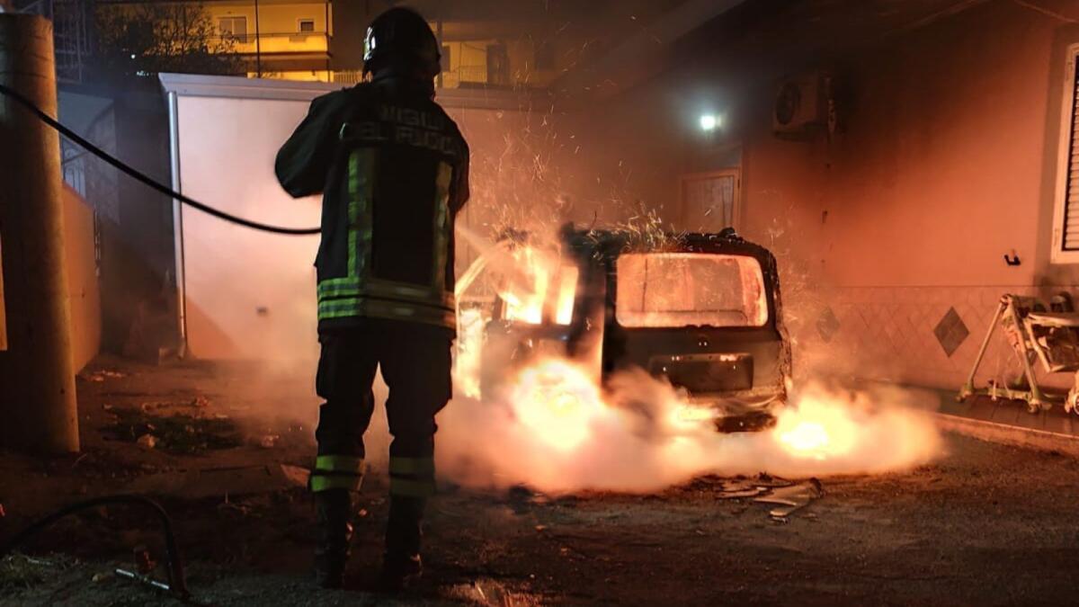 Notte di fuoco, un'altra auto in fiamme - 