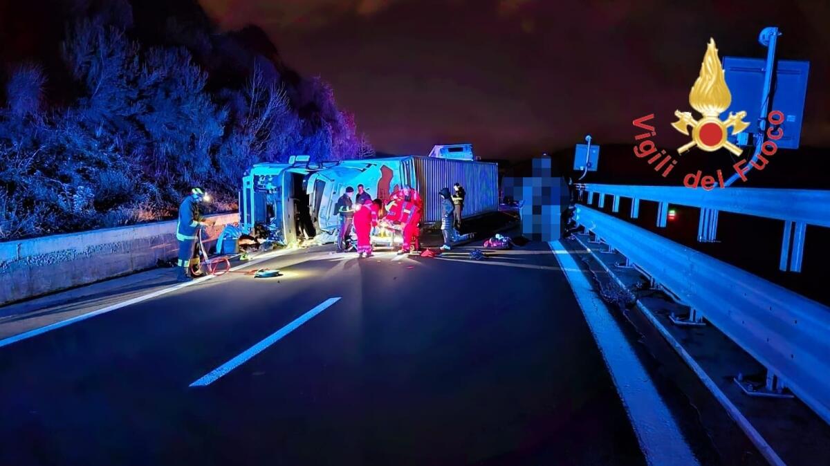 Incidente sull'autostrada: autoarticolato si ribalta  all'altezza di Rogliano ed Altilia - 