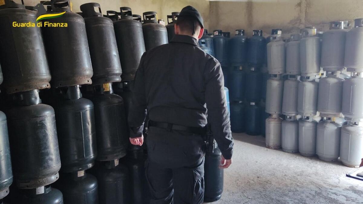Trovati tre depositi di GPL occulti, sequestrate 784 bombole di gas -
