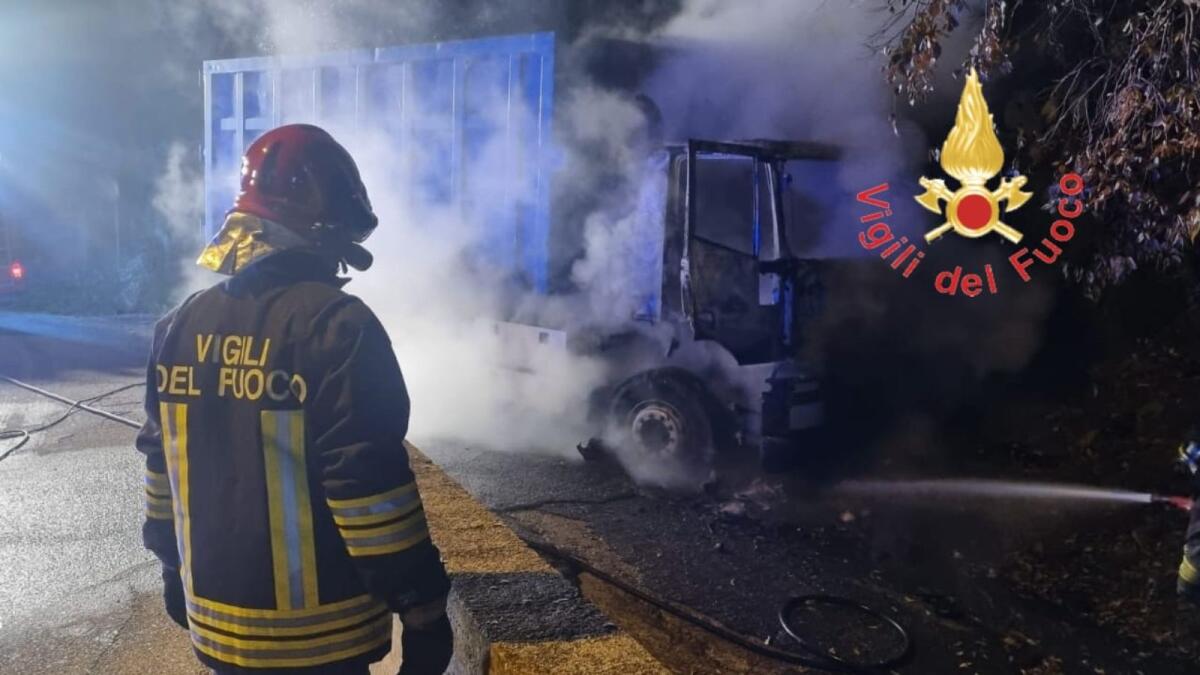 Calabria - Dato alle fiamme camion per la raccolta dei rifiuti - 