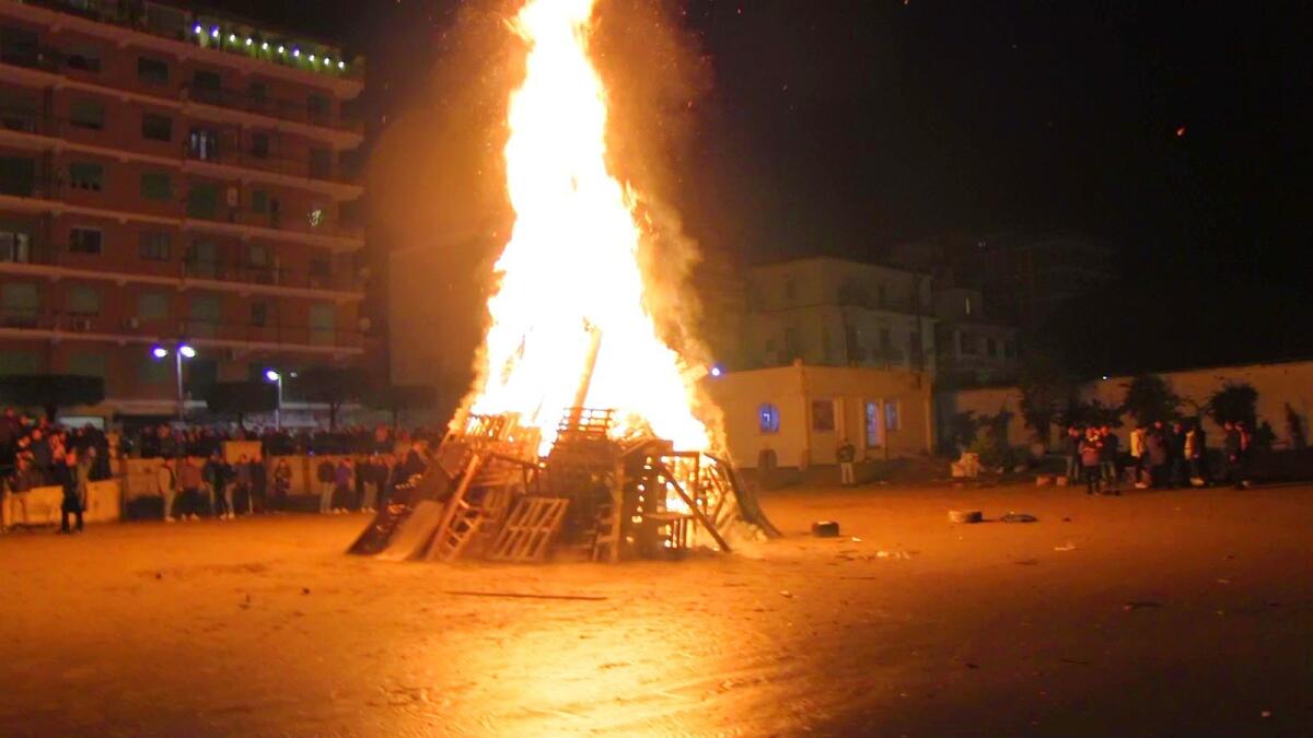 Crotone - Sul lungomare si accende la festa a Santa Lucia - 