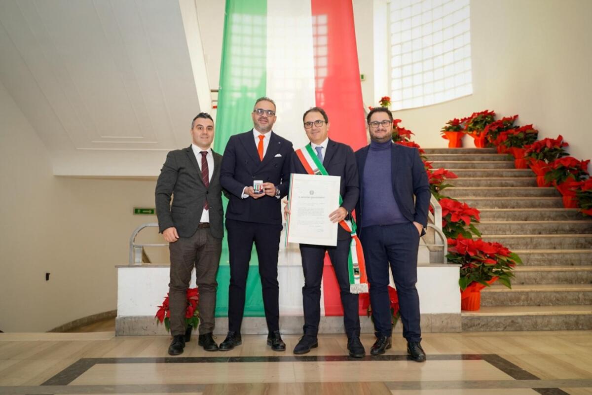 Mattarella tributa la medaglia d'argento al merito civile a Tarsia - 