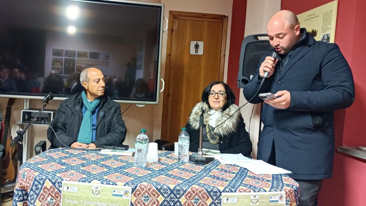 Carmine Abate ritorna nella sua Carfizzi ed è subito una serata di emozioni - 