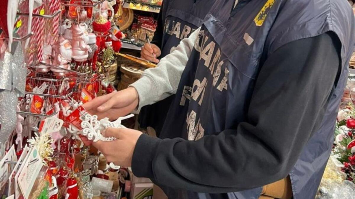 Crotone - Sequestrati oltre 380.000 prodotti "natalizi" perchè non sicuri - 