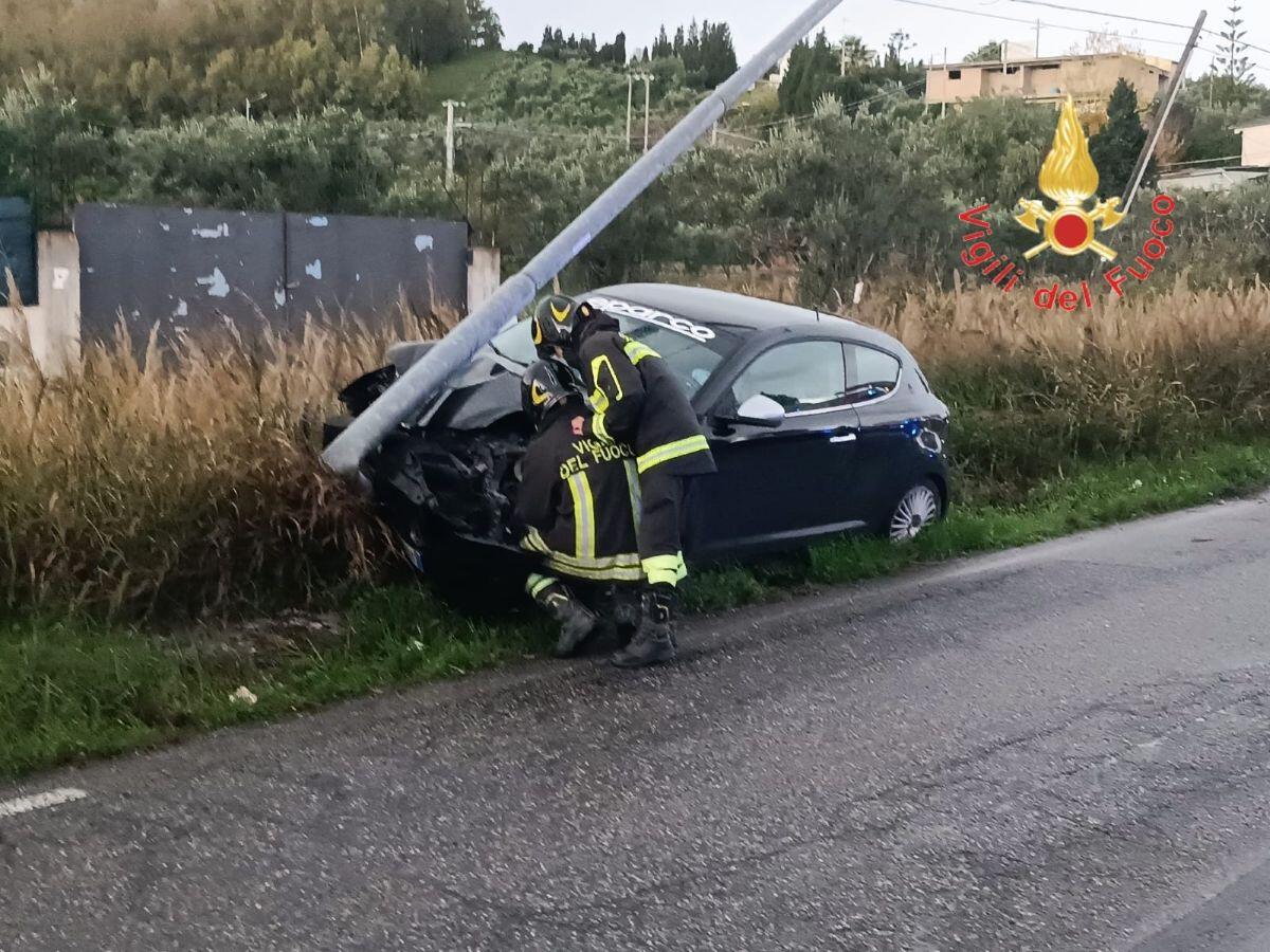Calabria - Auto perde il controllo e si schianta contro un lampione -