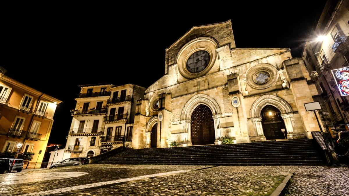 Cosenza -  Nuovo sistema di illuminazione nel centro storico, con il Castello Svevo e Ponte Alarico punti di forza della skyline della città - 
