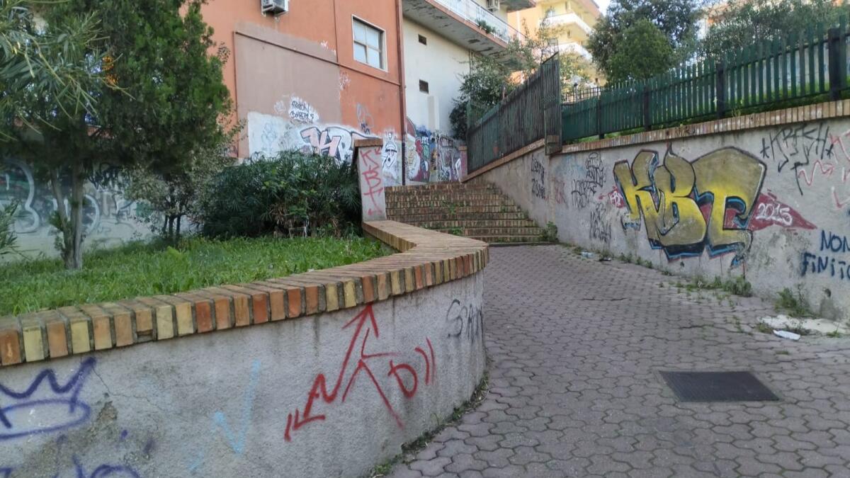 (Foto Gallery) Crotone - Una villetta un po' troppo verde - 