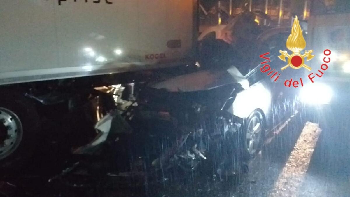 Calabria - Tragico incidente stradale, coinvolti quattordici mezzi, due vittime: una mamma con la sua bambina - 