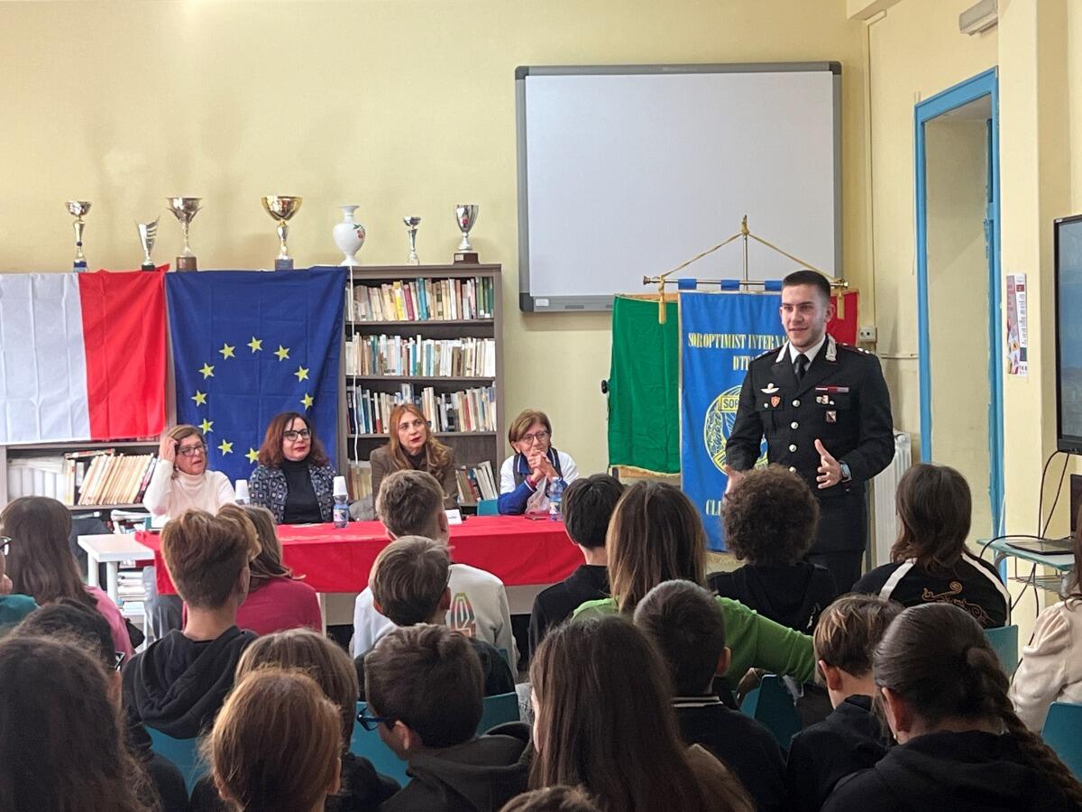 Crotone - Violenza di genere, Carabinieri e Soroptimist incontrano gli studenti - 