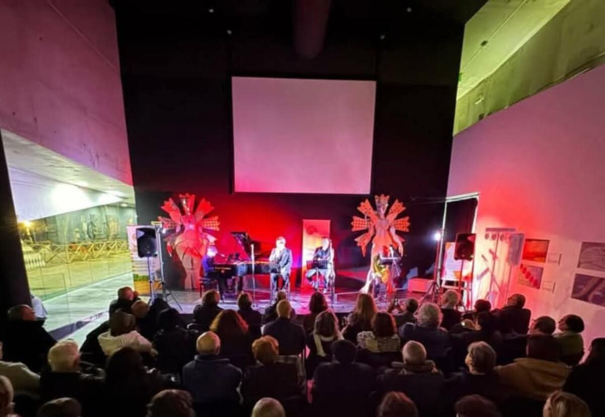 Crotone - L'eleganza della musica d'autore riscalda il Natale - 