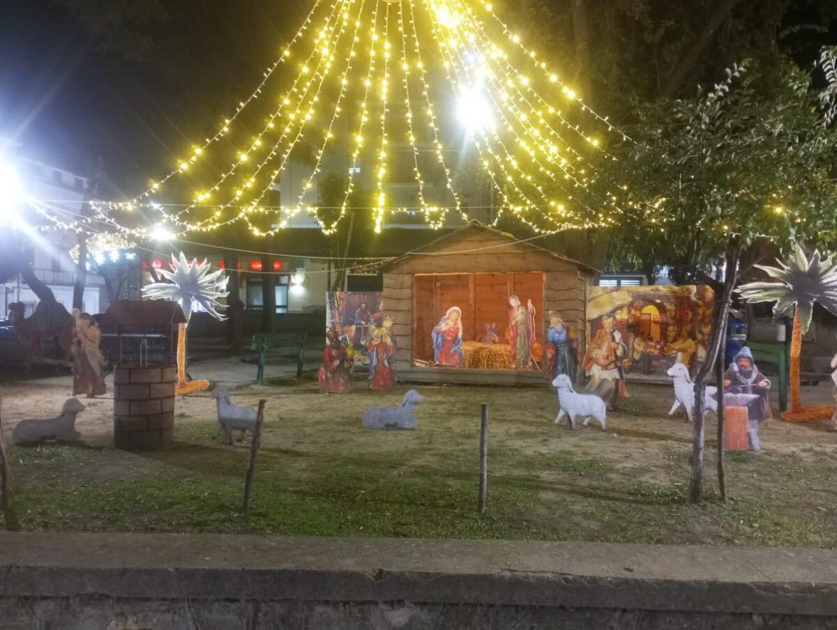 (Foto) L'accensione dell'albero e la benedizione del presepe, il Natale a Cutro inizia con la condivisione - 