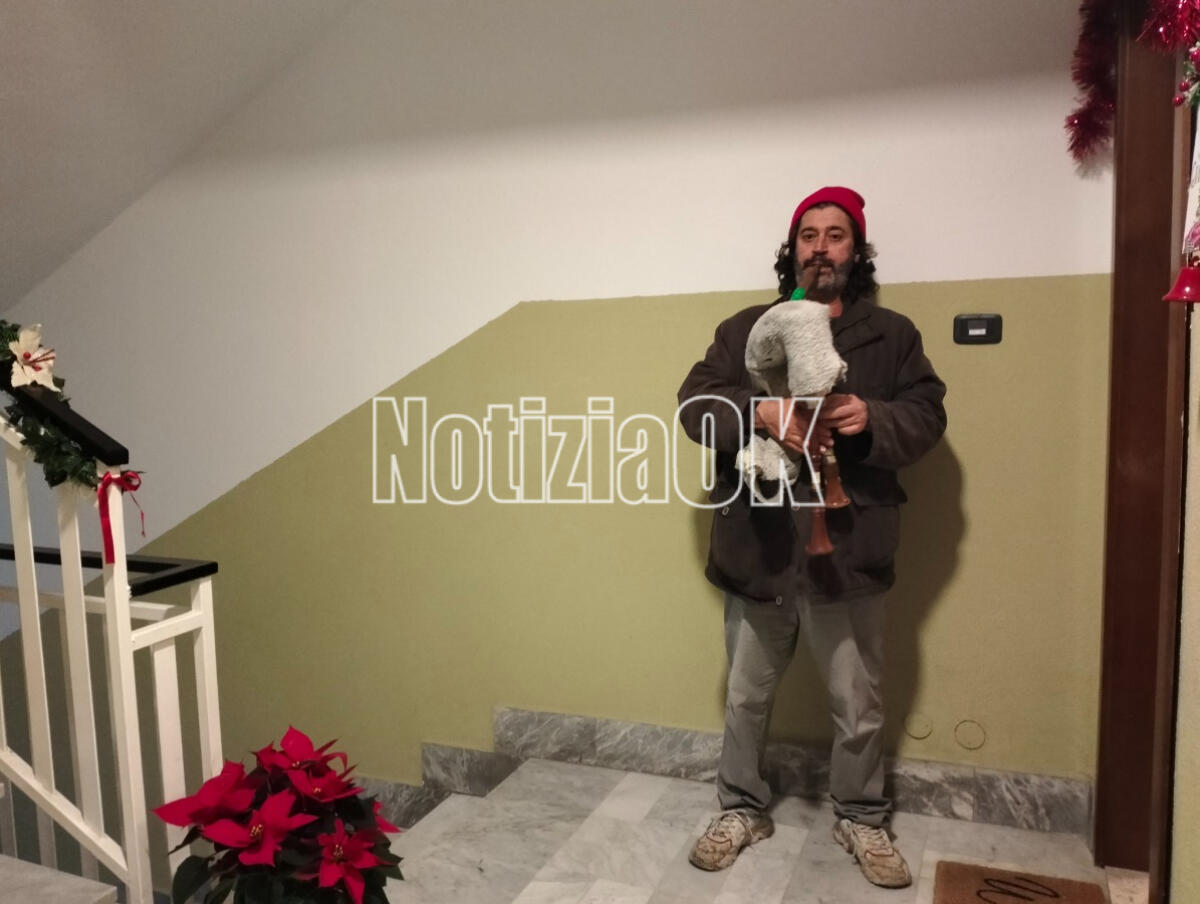 Crotone - La musica degli zampognari risuona per le strade e nei palazzi - 