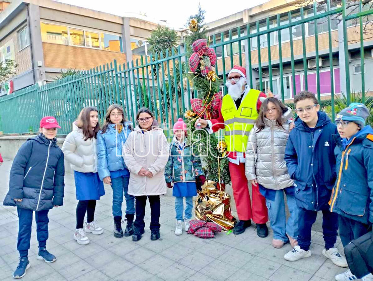 Crotone - Cappello da Babbo Natale e caramelle, così Nonno vigile dà il buongiorno ai bimbi della Codignola - 